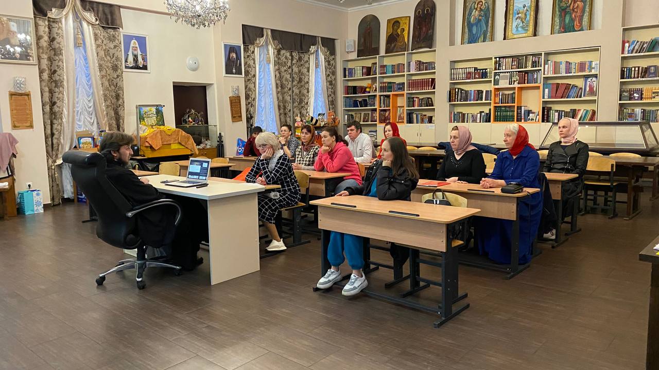 В храме Преображения Господня состоялось занятие в Воскресной школе для взрослых