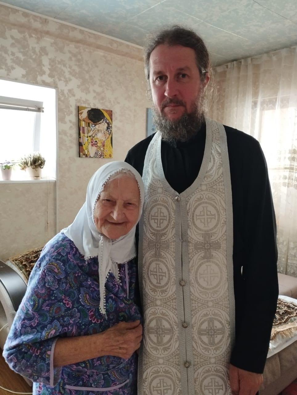 Сёстры милосердия посещают пожилых людей на дому