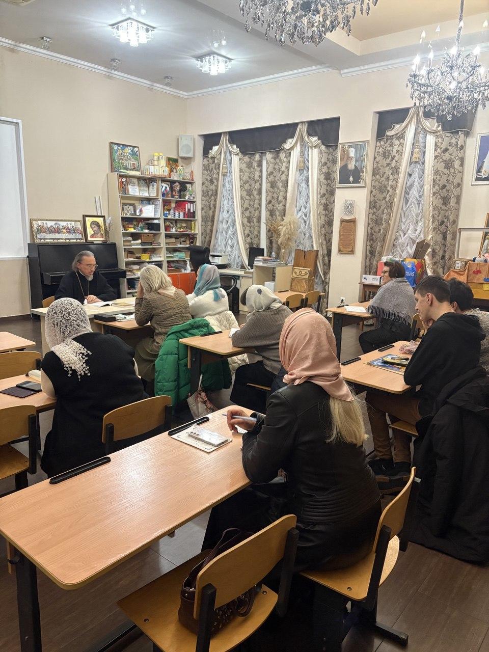 Занятие воскресной школы для взрослых