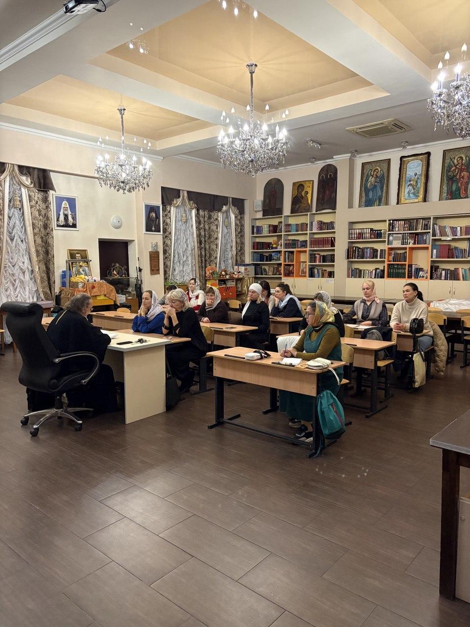 Занятие в воскресной школе для взрослых при храме Преображения Господня