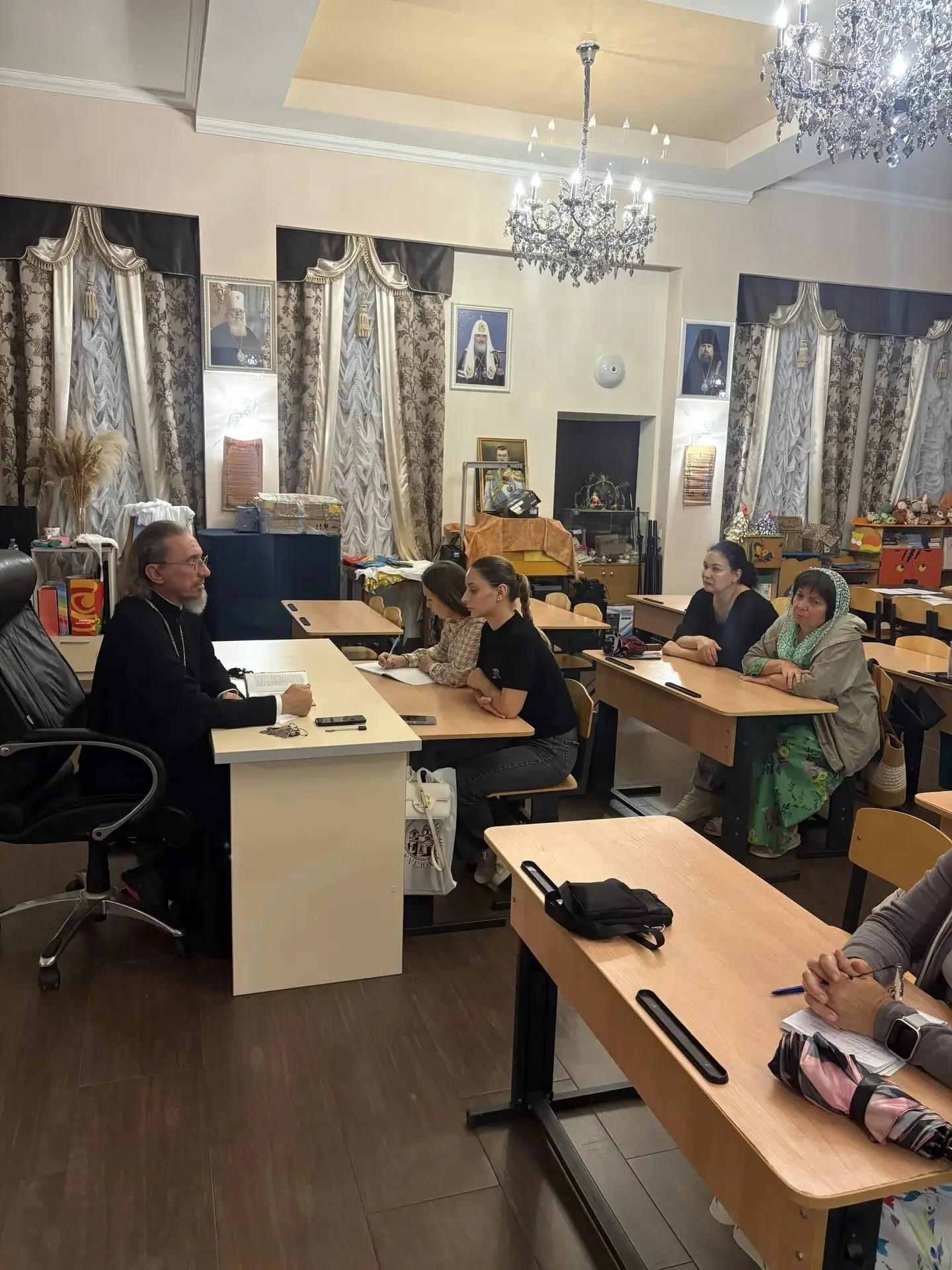 Занятие в Воскресной школе для взрослых
